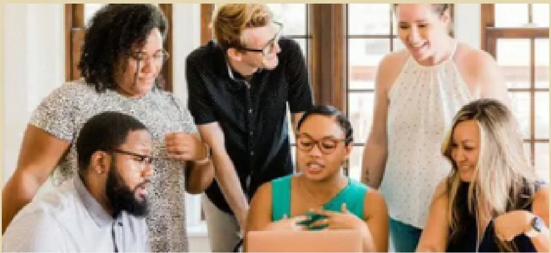 Consultores en una reunión de trabajo analizando resultados