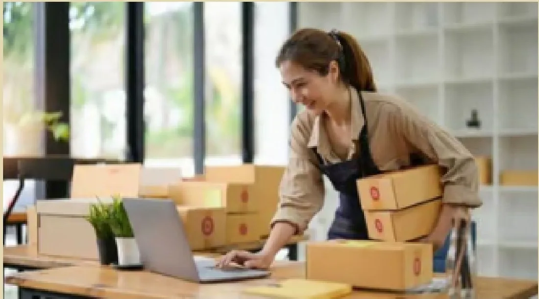 Emprendedora gestionando su pequeño negocio con una laptop